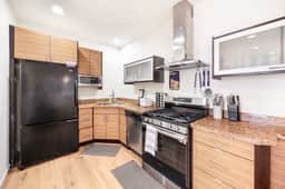 3BR Modern Townhome w, Parking Near UW & Childrens Hospital