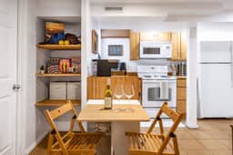 Artist 750sqft 2BR Basement, Maple Leaf Park