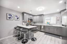 Kirkland Home with 2 Queen Beds - Totem Lake Village