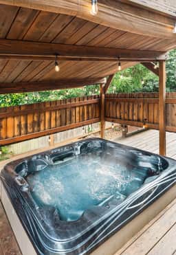 Kirkland Oasis, Chic Basement Retreat with Hot Tub