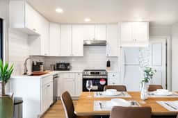 Luxury Bellevue 2B Basement w, Stunning View