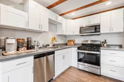 Lynnwood Modern Basement, Hot Tub, Private Entry