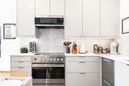 Modern 2024-Built Townhome, Near Hospitals & DT