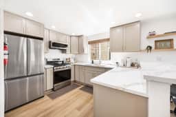 Modern 2BR Gem , Near UW & Lake Trails & Garage