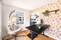 Modern 2BR Retreat w, Maple Leaf, UW&Park
