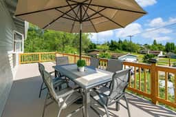 Colorful Family House w, Big Deck, 3 mins to I5