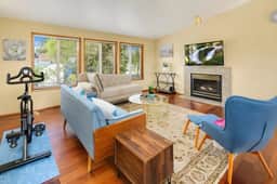 Colorful Family House w, Big Deck, 3 mins to I5
