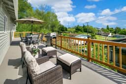 Colorful Family House w, Big Deck, 3 mins to I5