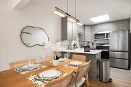 Modern 2BR Queen Anne Condo, Walk to Downtown - Image 2
