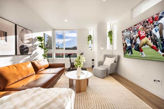 2022 Modern 3BR, Tesla Charger, City Views