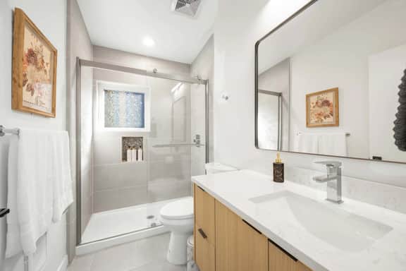 2025 Modern 2BR Home, Near Sea-Tac & Boeing
