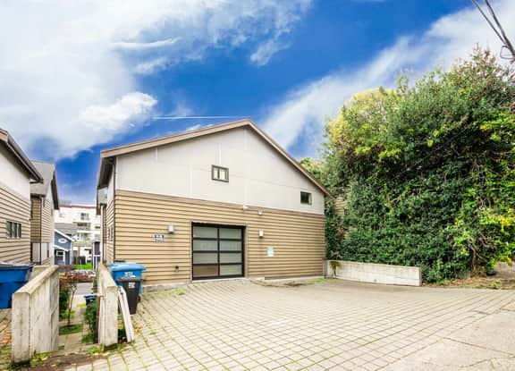 3BR Modern Townhome w, Parking Near UW & Childrens Hospital