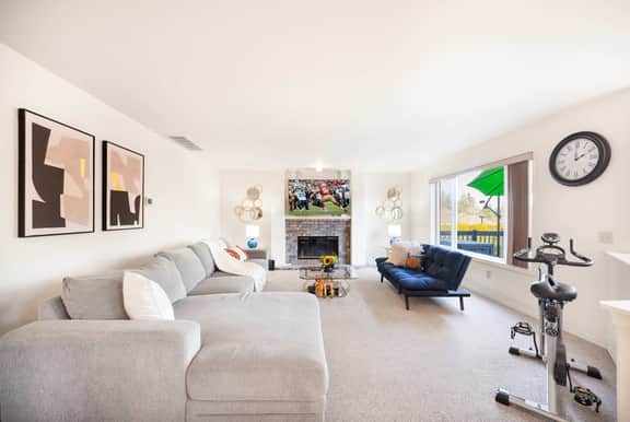 Brier 5BR Retreat w, Pool Table, Deck, Central AC 
