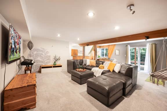 Kirkland Oasis, Chic Basement Retreat with Hot Tub