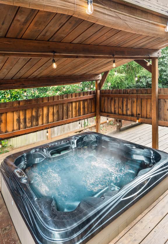 Kirkland Oasis, Chic Basement Retreat with Hot Tub