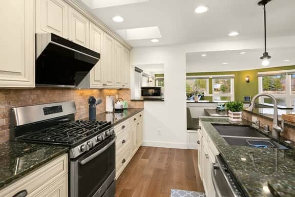 Lakeshore Serene Modern House, Dock, Billiard, Gym