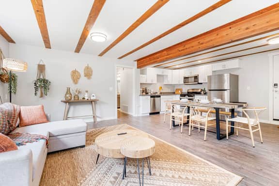 Lynnwood Modern Basement, Hot Tub, Private Entry