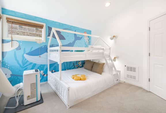 Modern 2BR Gem , Near UW & Lake Trails & Garage