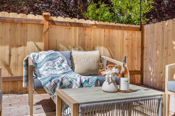 Modern 2BR Gem , Near UW & Lake Trails & Garage