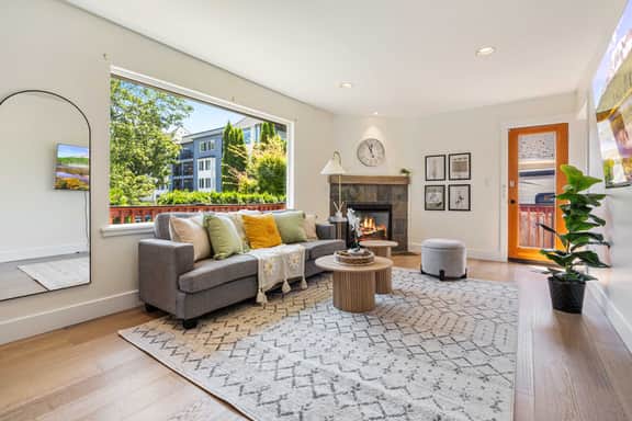 Modern 2BR in DT Renton, 3 AC, WS 95, Shop&Parks