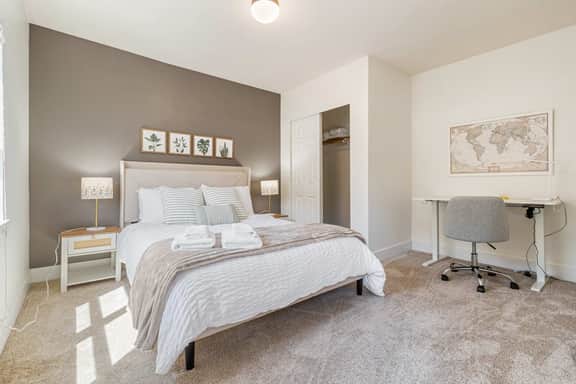 Modern 2BR in DT Renton, 3 AC, WS 95, Shop&Parks