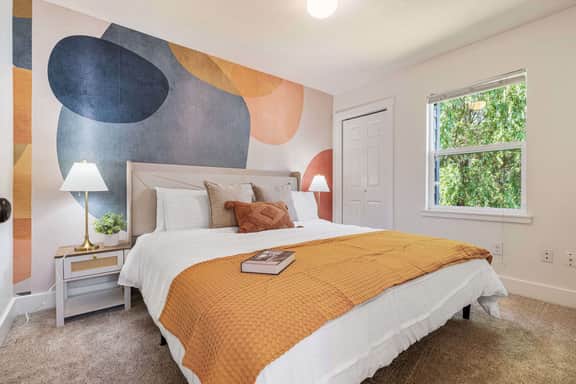 Modern 2BR in DT Renton, 3 AC, WS 95, Shop&Parks