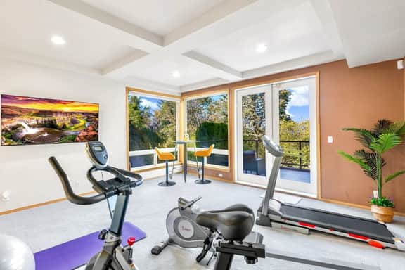 Purple House w, Water View, 3 Decks, Gym, UW