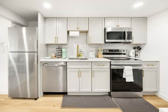Remodeled 1BR Private Basement, 9 Min to Beach