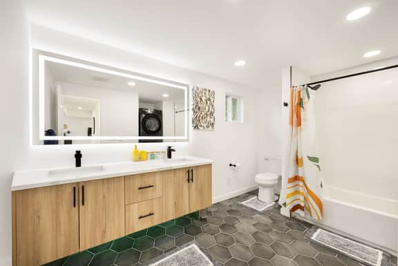 Step-Free 2BR Retreat w, Panoramic Views on Deck
