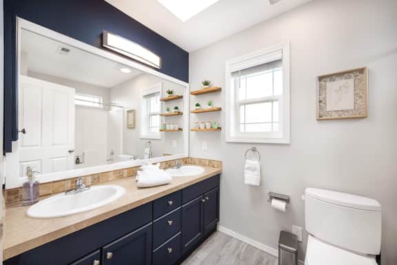 Stylish 3BR Home, EV Outlet, Near Light Rail