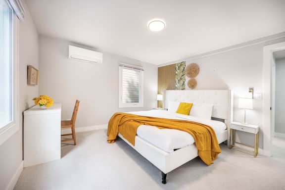 West Seattle Retreat w, 3 AC - Near Alki Beach