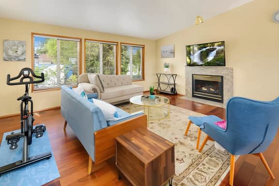 Colorful Family House w, Big Deck, 3 mins to I5