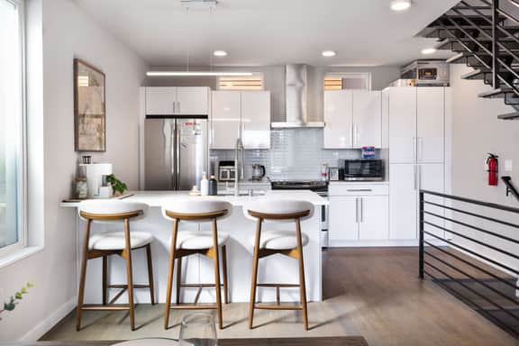 Eco-Friendly 3BR Retreat w, UW & Hospital
