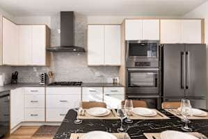 2022 Modern 3BR, Tesla Charger, City Views