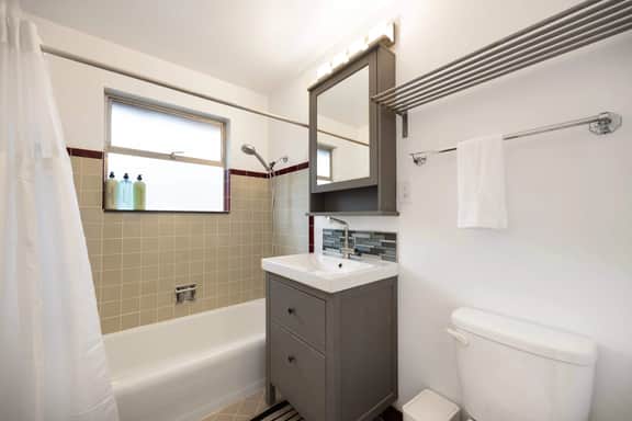 2BR Seattle Cozy Stay, AC, Near UW & Transit