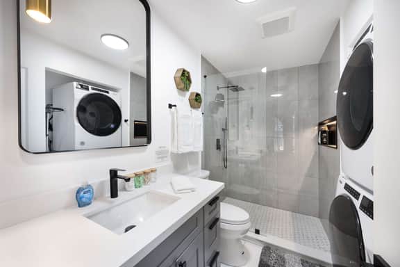 Brand New 2BR Queen Anne Condo, Designer's Taste - Image 5