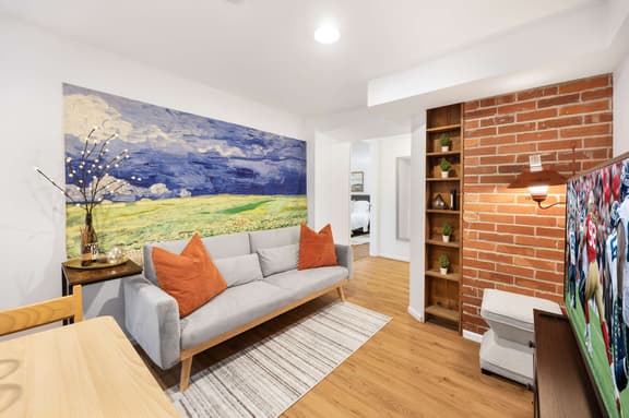 Artist 750sqft 2BR Basement, Maple Leaf Park