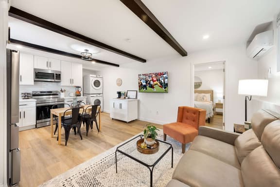 Brand New 1BR Designer's Oasis 1min to I-5, Costo