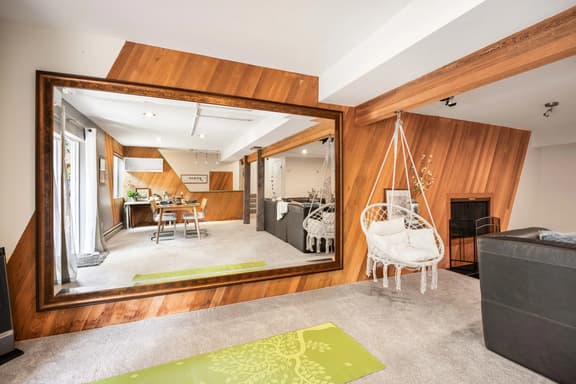 Kirkland Oasis, Chic Basement Retreat with Hot Tub