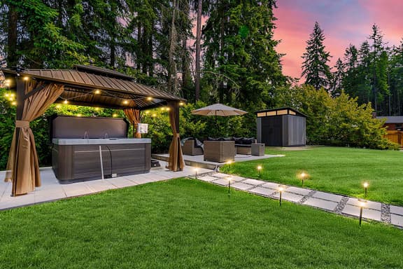 Lynnwood Modern Basement, Hot Tub, Private Entry