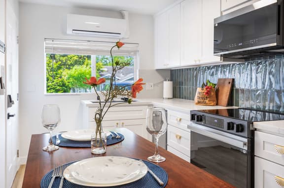 Modern 1BR Designer's Oasis 1min to I-5, Costo