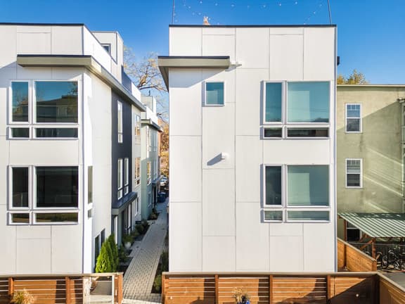 Modern 2024-Built Townhome, Near Hospitals & DT