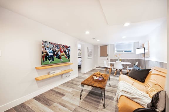 Pet Friendly 1BR Basement w, Gym, Near UW &Hospital