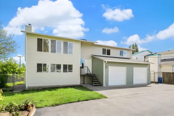 Colorful Family House w, Big Deck, 3 mins to I5