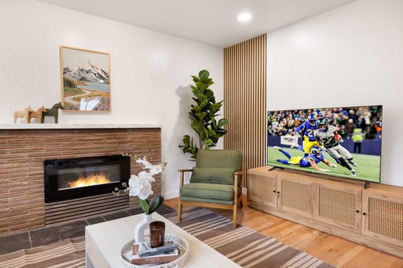 Spacious 2BR Home, Near UW, Parks & Station