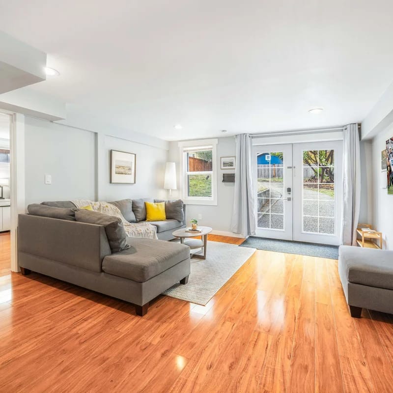 Spacious 2BR Home, Backyard Parking & UW